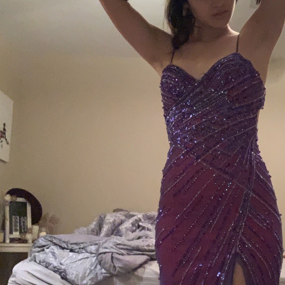 Beautiful dress ! Size 0-2 tight fitting pictures don’t give justice at all a - Picture 2 of 3